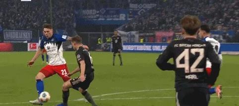 维埃拉主罚点球，打进左下死角，汉堡1-0拜仁