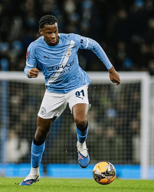 曼城官方：17岁后卫姆富尼租借加盟沃特福德，租期半赛季