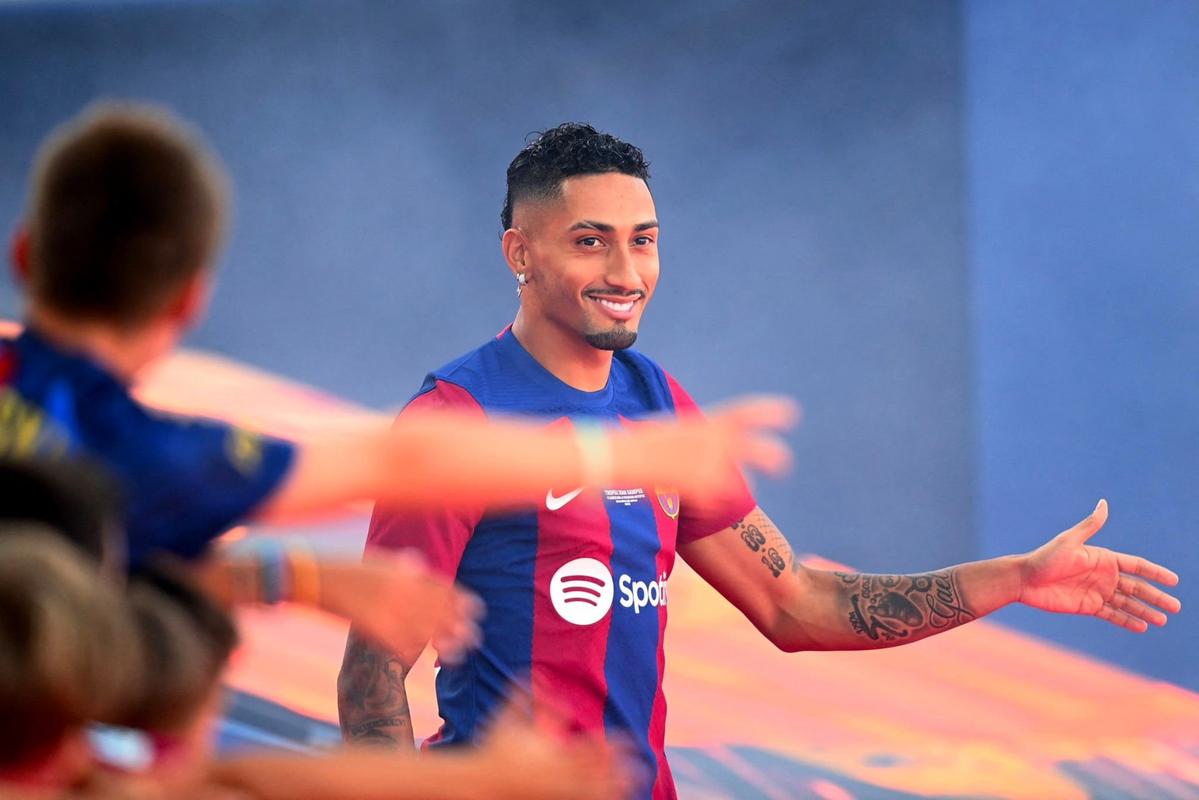 世体：拉菲尼亚半场被换&孔德提前下场，均为预防性换人