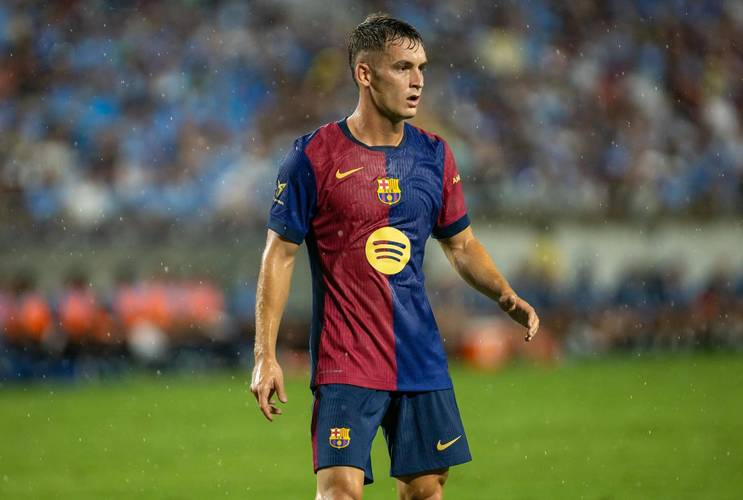 卡萨多：中场休息时弗里克很不开心；球迷支持让我坚定留队