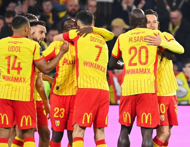 59岁朗斯球迷去客场看球心脏骤停去世，朗斯下轮将向其致敬