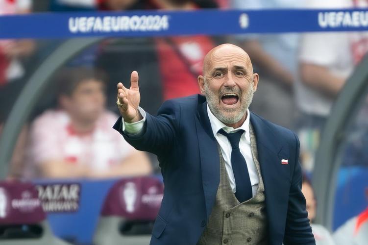 波兰足协主席：莱万进球效率依然高，我希望他能留在国家队