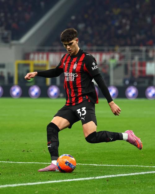 巴特萨吉：多面手属性是加分项，我能很好的适应三中卫体系